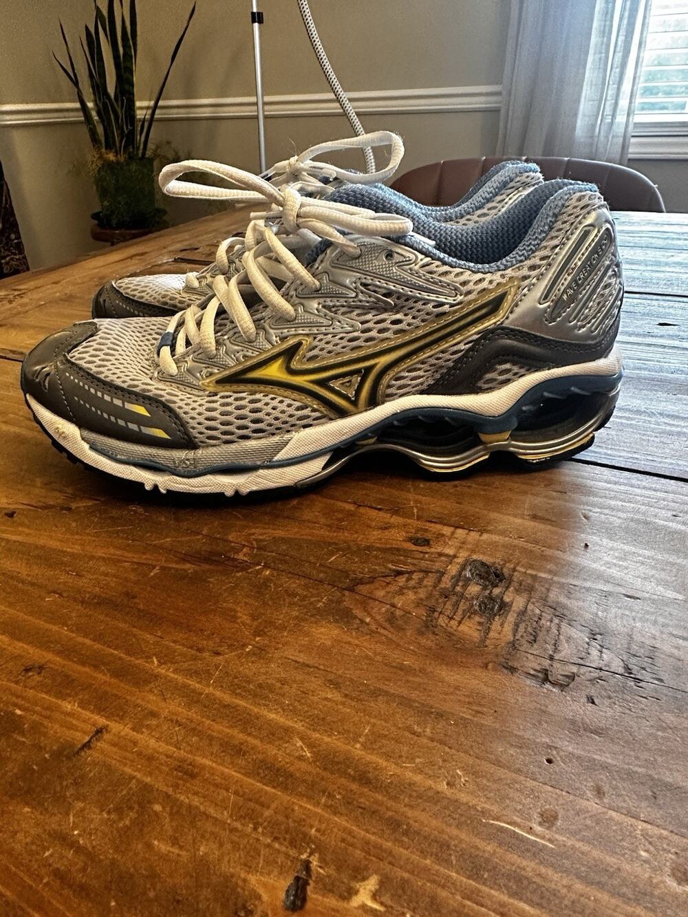 Mizuno Women's Size 6 Silver Mesh Sneakers Running Shoes Tennis